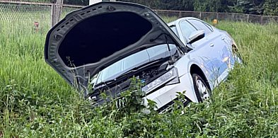 Auto w rowie w Złotnikach. Utrudnienia w ruchu przy remizie OSP