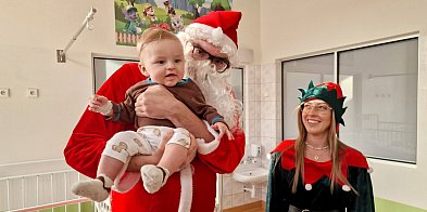 Święty Mikołaj na oddziale dziecięcym szpitala-103215