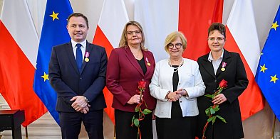 Urzędniczki i burmistrz odznaczeni medalami-103494