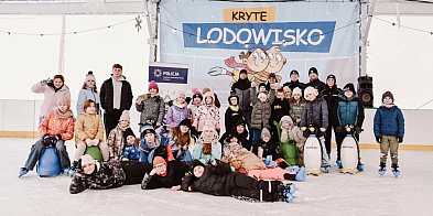 Ferie pełne wiedzy i radości. Policjanci i strażacy z wizytą na półkoloniach MOSiR