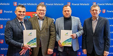 Siatkarki i piłkarze ręczni z wsparciem powiatu. Są umowy