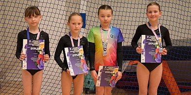 Akromielec z medalami i podium klasyfikacji klubowej na inaugurację sezonu