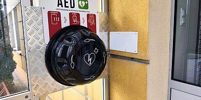 Defibrylator AED przy wejściu do urzędu gminy