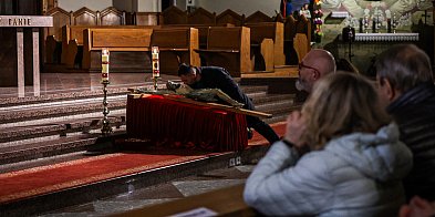 Wielki Piątek na zdjęciach. Mielczanie przy grobie