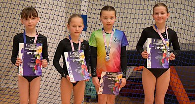 Akromielec z medalami i podium klasyfikacji klubowej na inaugurację sezonu