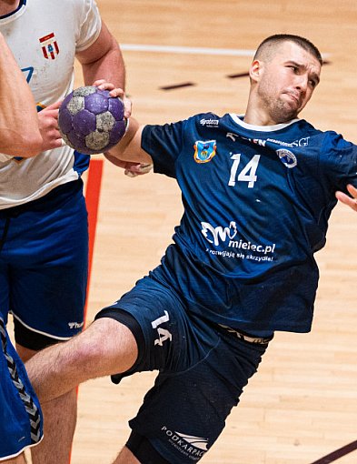 Stal Mielec wygrała mecz Pucharu, zawodnik wrócił z rozciętą głową-100889