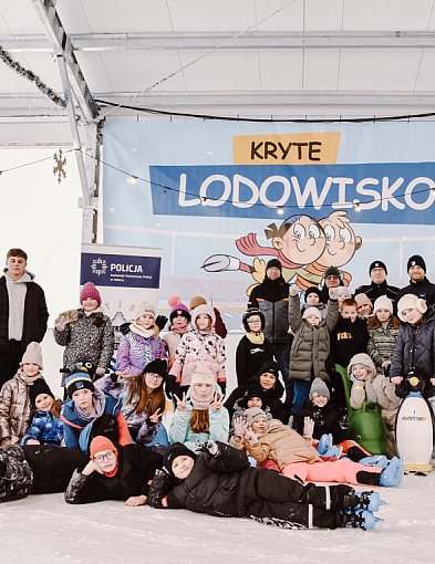 Ferie pełne wiedzy i radości. Policjanci i strażacy z wizytą na półkoloniach MOSiR