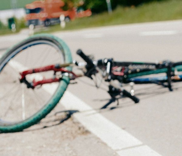 Policja poszukuje świadków wypadku i rowerzysty, który uciekł z miejsca-99705