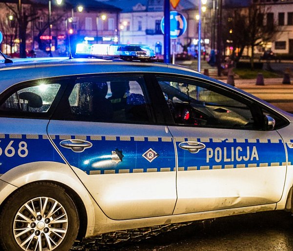 Pijany młody kierowca wjechał w latarnię na mieleckim Rynku-101031