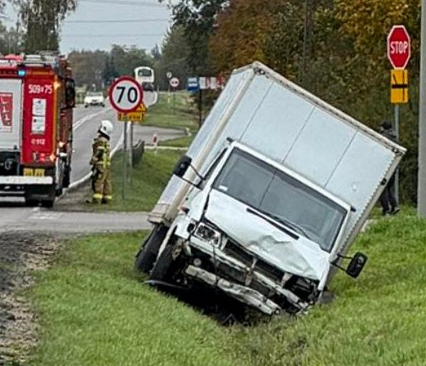 Żarówka. Wypadek na DW984. Dwie osoby w szpitalu-101175