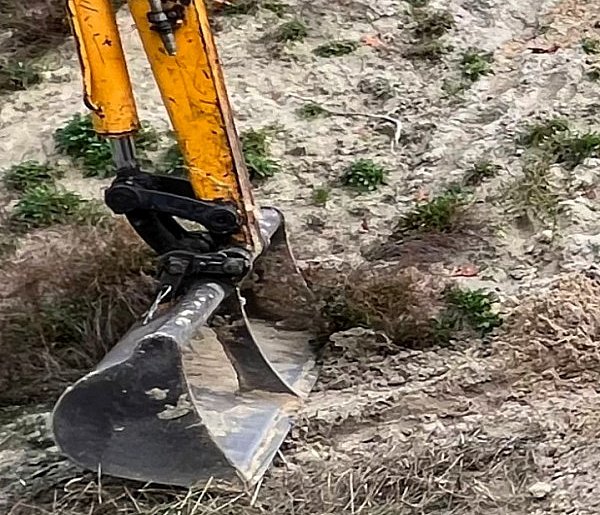 Podczas wykopów natknął się na niebezpieczny przedmiot-101466