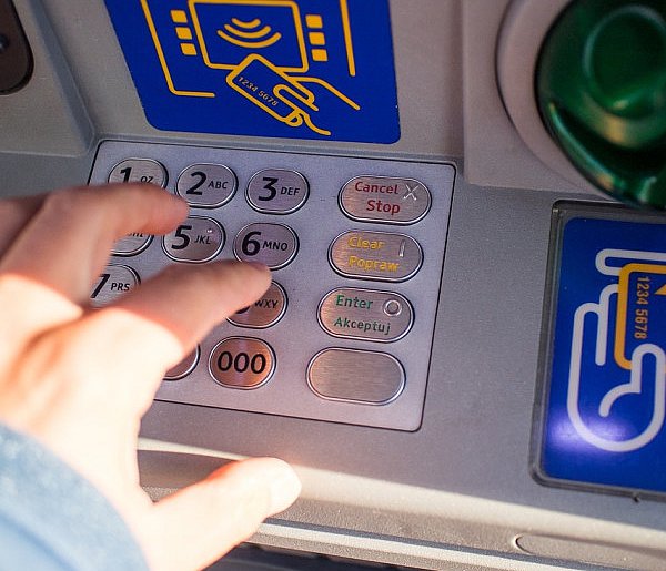 Z kont znikały pieniądze. Policja i bank badają ogólnopolski incydent-101513