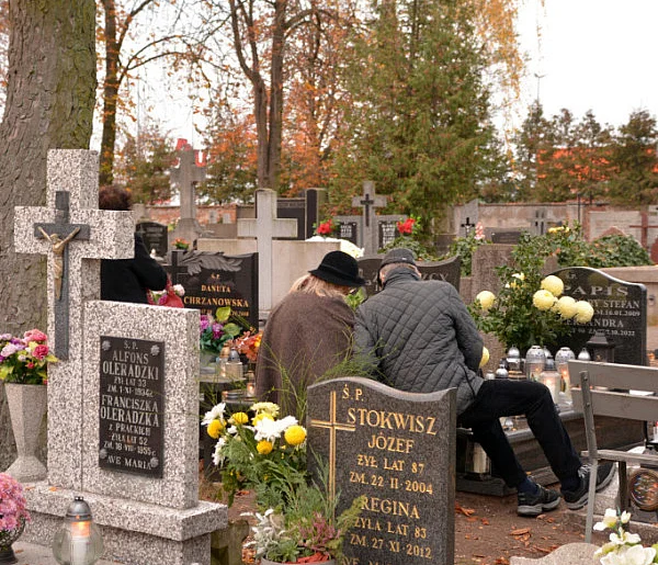Savoir-vivre na 1 listopada. Jak się zachować podczas wizyty na cmentarzu?-101738
