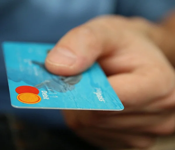 Fiskus skontroluje płatności kartą Polaków? Resort zabiera głos-102509