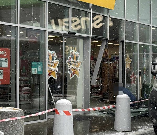 19-latek wpadł w poślizg. Wjechał w witrynę sklepową-102545