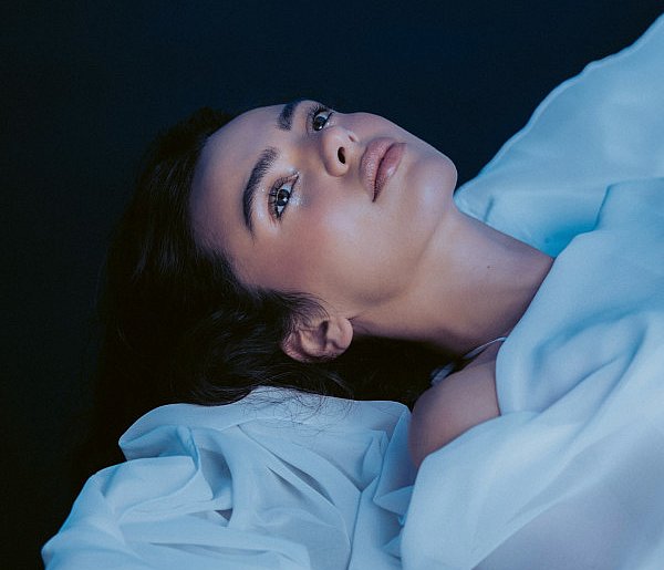 Sara Girgis prezentuje debiutancki singiel „Mięknę”-102548