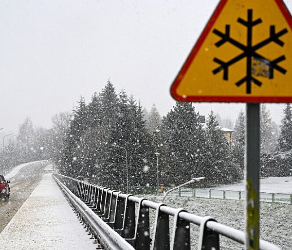 Na Podkarpaciu spadł pierwszy śnieg; trudne warunki na drogach-102532