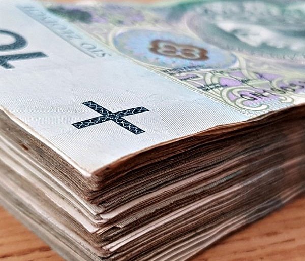 Senior oszukany. Spakował pieniądze do reklamówki-102672