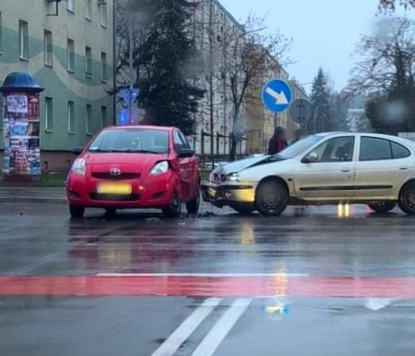 Zderzenie osobówek w centrum. Były utrudnienia-102735