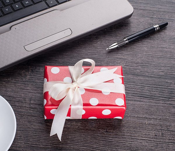 Świąteczna paczka może stać się problemem. Skarbówka patrzy z ukrycia-102821