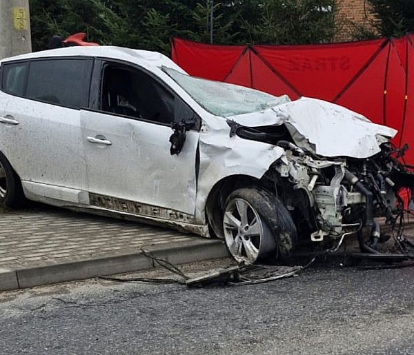 Tragedia o poranku w Tuszymie. Nie żyje 21-letni kierowca-102876