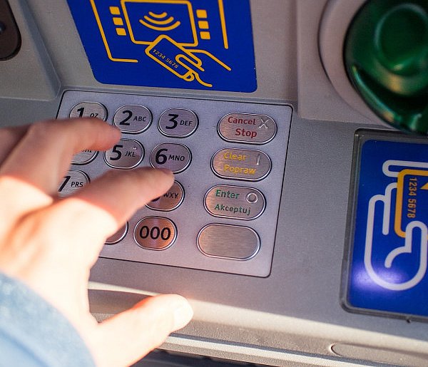 Duże zmiany w wypłacaniu gotówki. Bankomaty odchodzą do przeszłości-103021