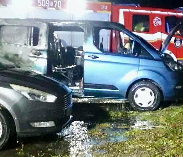 Pożar samochodu. Akcja lokalnych straży pożarnych-103263