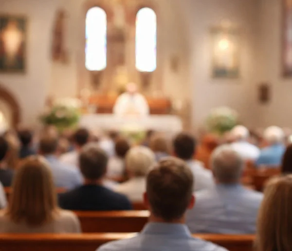 Ilu Polaków naprawdę chodzi do kościoła? Jedna statystyka szokuje-103517