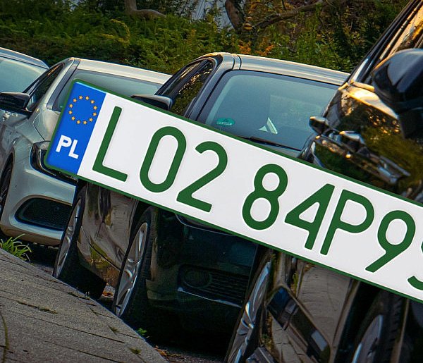 Tablice z zielonymi napisami na kolejnych autach. Nie chodzi o "elektryki"-103832