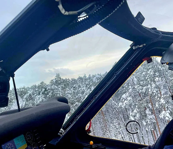 Black Hawk wspiera służby na Warmii i Mazurach: strąca śnieg z drzew [WIDEO]-104125