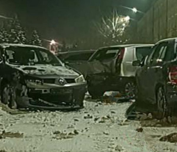 Młody kierowca Renault wpadł w zaparkowane samochody-104371