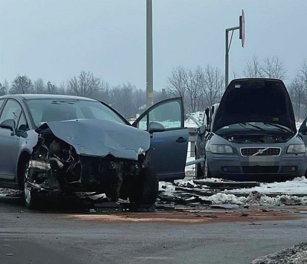 Zderzenie dwóch osobówek na obwodnicy Mielca-104605