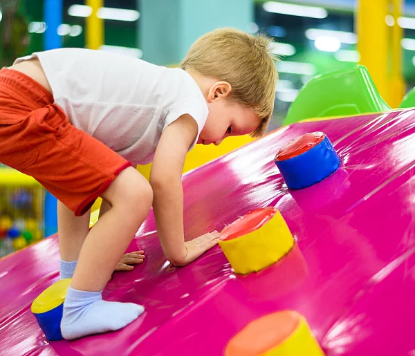 Zostawiasz dziecko w sali zabaw? Urząd wykrył poważne uchybienia-104697