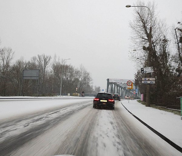 Poważne zagrożenie na drogach. Kierowcy często o tym zapominają-104713