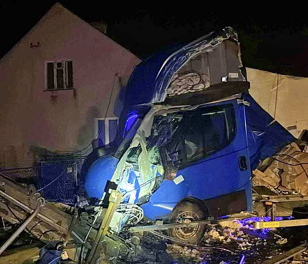 Dostawczak wpadł na posesję, w lesie zderzenie czołowe