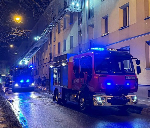 Interwencja strażaków w centrum. Zerwane rynny