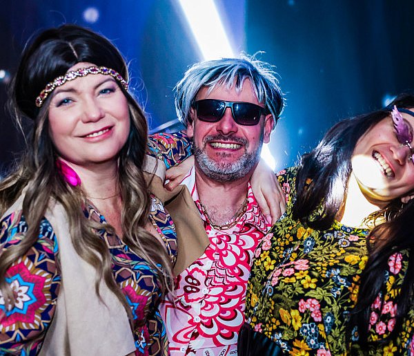 Gorączka sobotniej nocy w Przecławiu! Dom Kultury przeniósł się w lata 70. [FOTO]