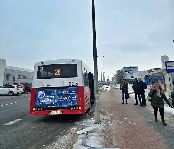 Autobus MKS uderzył w latarnię i odjechał