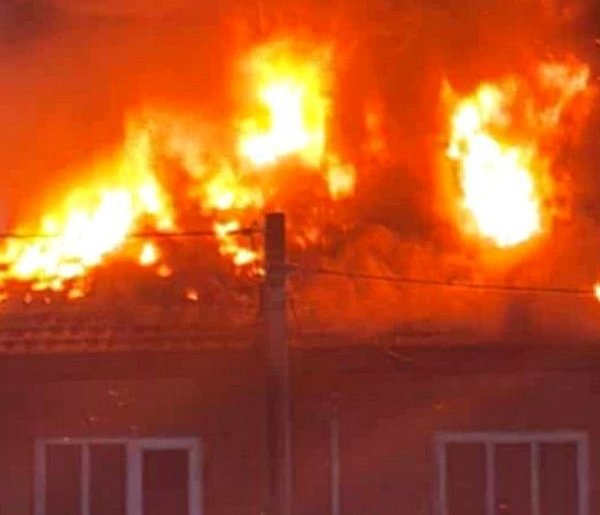 Duży pożar domu w Łączkach Brzeskich! Dach w ogniu!