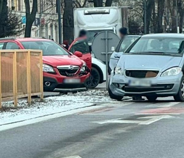 Kolizja osobówek pod Pasażem. Utrudnienia