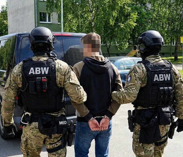 18-latek z zarzutami terrorystycznymi. Nasze ustalenia: Planował zamach w MIELCU