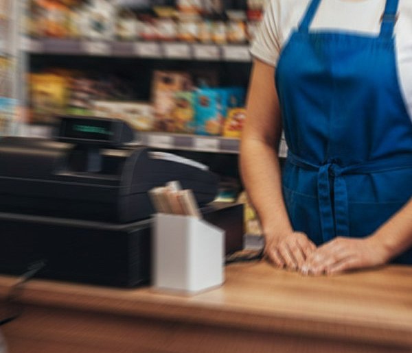 Groził pracownicy sklepu czymś, co miało być bronią