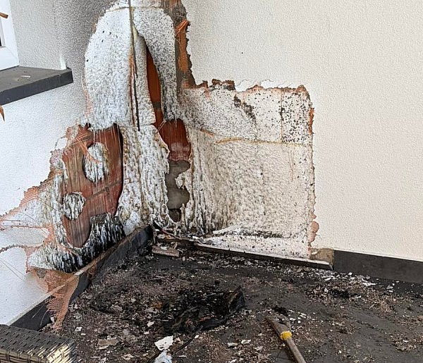 Pożar na balkonie mieszkania. Służby w akcji