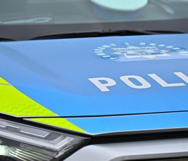 Zderzenie osobówki z motocyklem. 48-latek ranny