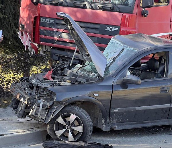 Wypadek pod miastem, droga powiatowa zablokowana [FOTO]