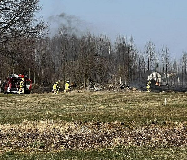 Groźnie w Woli Mieleckiej, ogień blisko domów