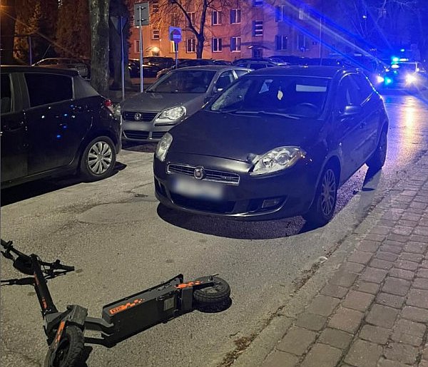 Nastolatek na hulajnodze wpadł pod samochód. Trafił do szpitala