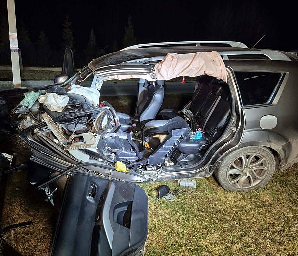 Zderzenie osobówki z koparką, wieczorna akcja służb