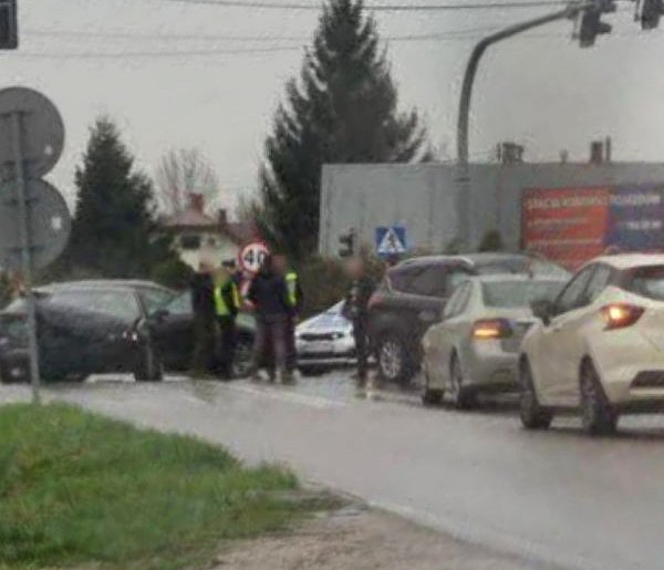 Zderzenie na skrzyżowaniu w Złotnikach. Utrudnienia