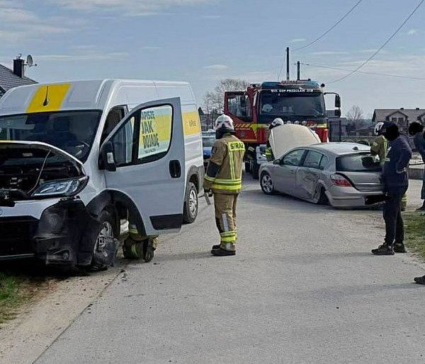 Kurier zderzył się z osobówką. Były utrudnienia